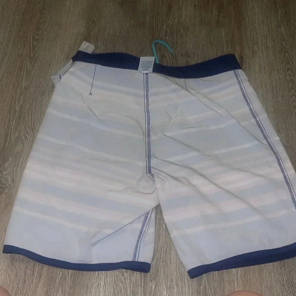 Vineyard Vines Americana Stripe Board Shorts size 35 men’s pink blue white swim - Picture 9 of 9